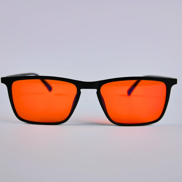 Okulary SleepHack Edge Classic Night w czarnej prostokątnej oprawce i z pomarańczowymi soczewkami, zbliżenie na front